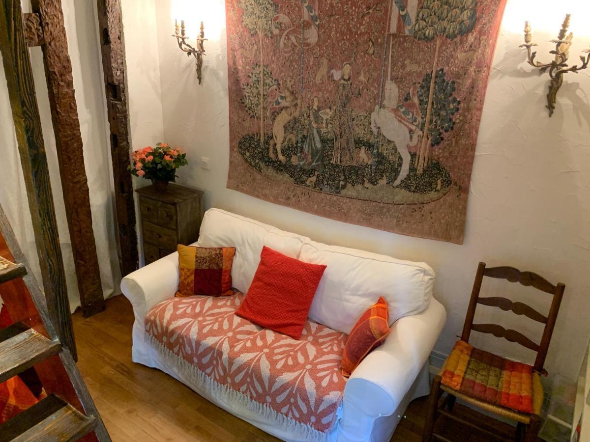 Charming Latin Quarter Courtyard Duplex For Four Apartment *